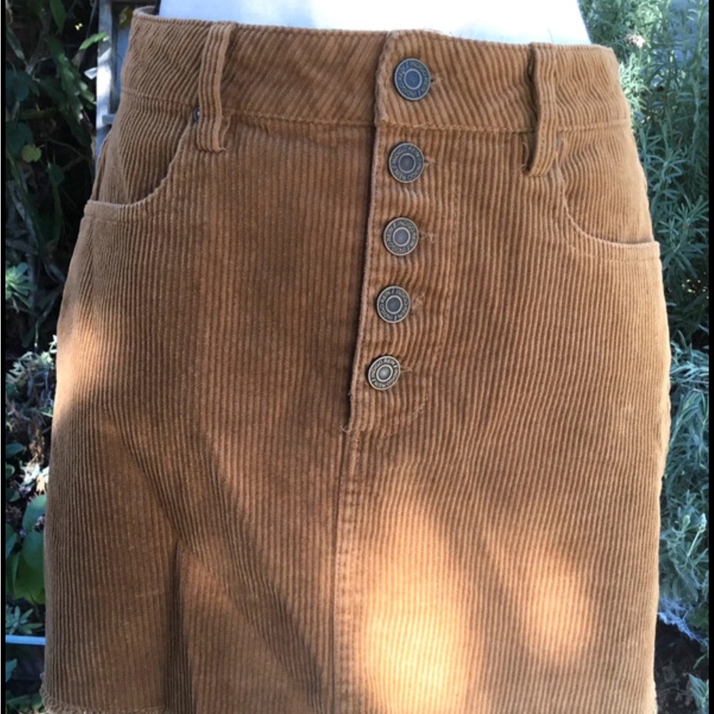 Índigo Rein brown button